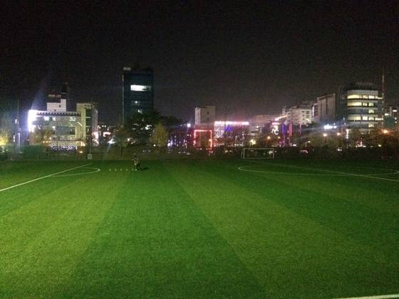 풍생고등학교 운동장에서 바라본 모텔촌. 네온사인 불빛이 그대로 보인다. 채혜선 기자.