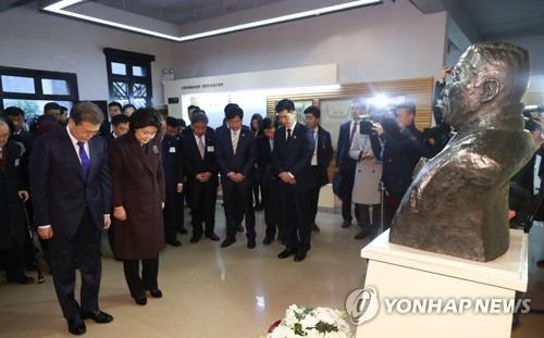 헌화하는 문 대통령 (충칭<중국>=연합뉴스) 배재만 기자 = 문재인 대통령이 16일 오전 중국 충칭시 대한민국 임시 정부청사를 방문해 김구 선생의 흉상 앞에서 헌화하고 있다.       scoop@yna.co.kr