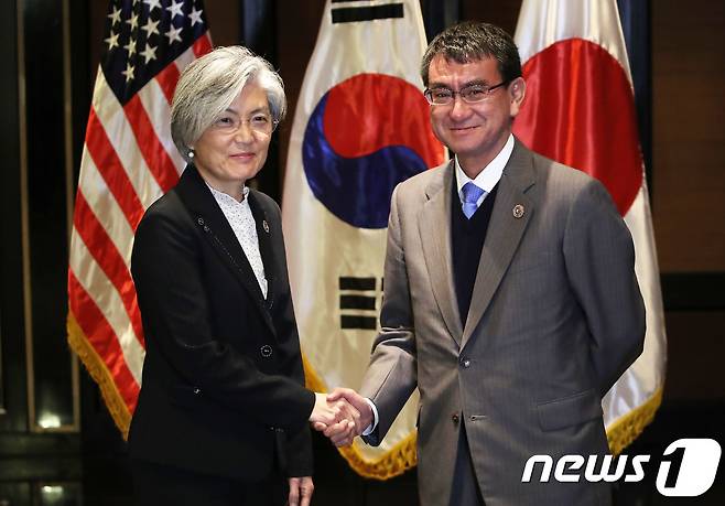 강경화 외교장관(왼쪽)과 고노 다로(河野太郎) 일본 외무상이 지난 8월 7일 필리핀 마닐라에서 악수를 나누고 있다. 2017.8.7/뉴스1 © News1 오대일 기자