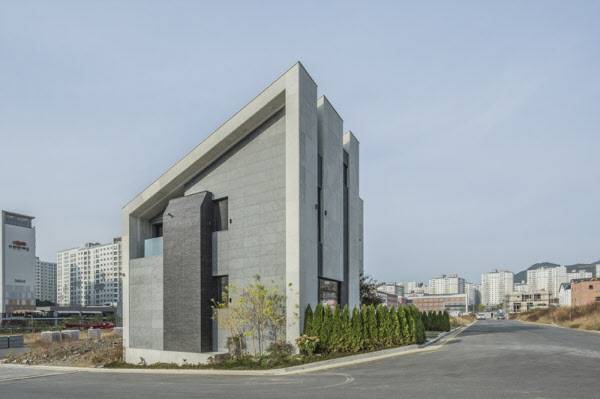 대리석을 사용하여 건축된 위례지구의 주택. /제이아키브 제공