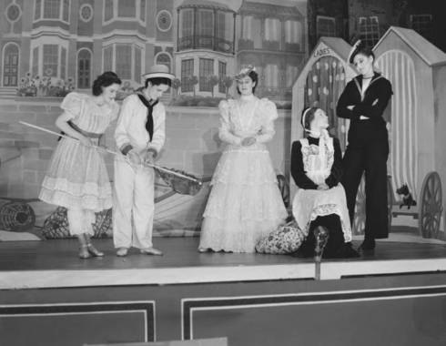 1944년 크리스마스 연극 공연 무대에서 연기하는 엘리자베스 공주(맨 왼쪽).
