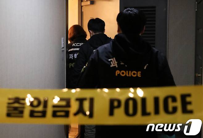 그룹 샤이니 종현이 쓰러진 채 발견돼 병원으로 옮겨졌으나 숨졌다. 18일 오후 서울 청담동 샤이니 종현이 숨진 채 발견된 레지던스로 과학수사대가 조사를 위해 들어가고 있다. 2017.12.18/뉴스1 © News1 박지혜 기자