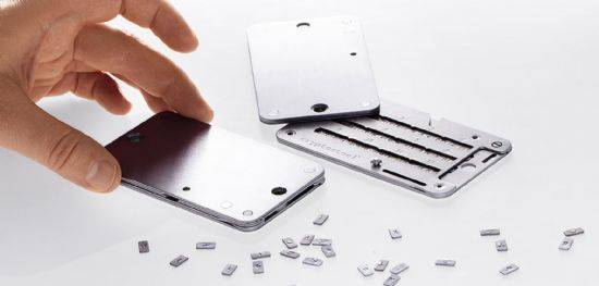 크립토스틸. 영어 알파벳, 숫자, 특수문자 등을 조합해 암호화폐 개인키나 백업용 복구 구문을 영구적으로 기록할 수 있다.(사진=크립토스틸닷컴)