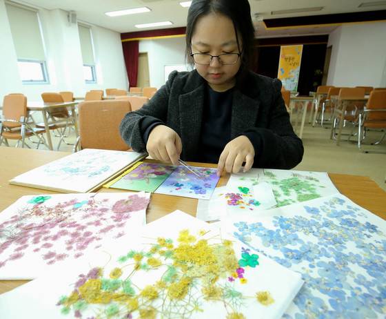 전남 구례 대한민국압화박물관의 임성은 학예사가 압화 작품 제작 시범을 보이고 있다. [사진 프리랜서 장정필]