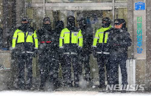 【서울=뉴시스】배훈식 기자 = 이영주 전국민주노동조합총연맹 사무총장이 더불어민주당 중앙당사에서 단식농성에 돌입한 18일 오전 서울 여의도 민주당 당사 앞에 배치된 경찰이 당 사무국의 요청으로 취재진의 출입을 막고 있다. 2017.12.18. dahora83@newsis.com