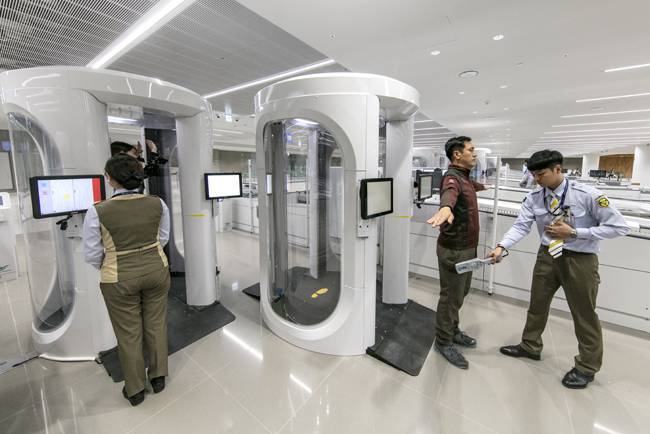 인천공항공사 직원들이 제2여객터미널에 설치된 최신형 원형보안 검색기를 시범 운영하고 있다.  [인천국제공항공사 제공]