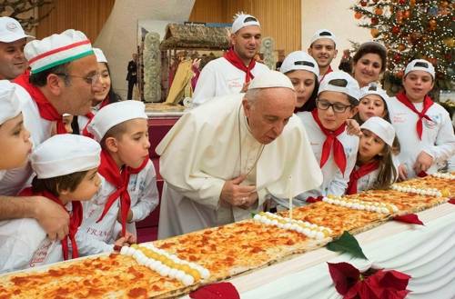 같이 끄는 촛불 (바티칸 AFP=연합뉴스)