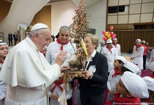 예수 탄생 조형물에 축복하는 교황 (바티칸 AFP=연합뉴스)