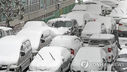 눈에 쌓인 주차 차량 [연합뉴스 자료사진]
