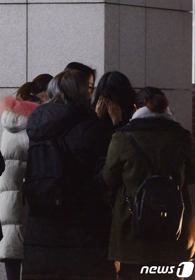 [N현장] 故샤이니 종현 팬들, 빈소 마련 전 조문 대기..침통 | 인스티즈