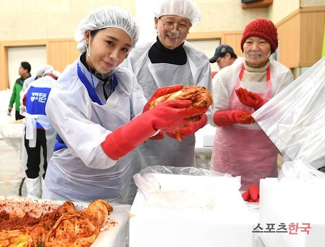 '제10기행복공감봉사단 3차 김장 봉사활동'에 참석하고 있는 에이핑크 정은지. 사진=장동규 기자 jk31@hankooki.com