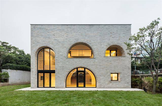 서울 종로구 청운동 주택은 이 동네에서 평생을 산 한 노학자의 집이다. 내년에 정년퇴임을 앞둔 그는 부친이 돌아가신 뒤 60년 가까이 산 집을 허물고 다시 집을 지었다. 신경섭 건축사진작가 제공