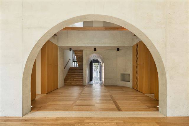 정원 쪽에서 본 1층 거실의 콘크리트 아치. 여러 개의 아치를 동시에 마주하는 압도적인 경험을 위해 현관에서 거실, 식당, 정원으로 이어지는 동선을 일자로 짰다. 신경섭 건축사진작가 제공