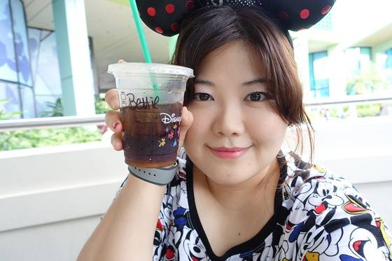 직장 생활의 팍팍함을 전 세계 디즈니랜드 도는 것으로 달랬다. 자칭 디즈니랜드 덕후 윤소진씨. [사진 윤소진]