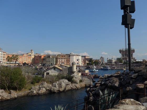 도쿄 디즈니 씨(sea) 전경. 너른 호수에서 각종 불꽃놀이와 워터쇼가 이루어진다. 곤돌라를 타고 쭉 돌아볼 수 있다. [사진 윤소진]