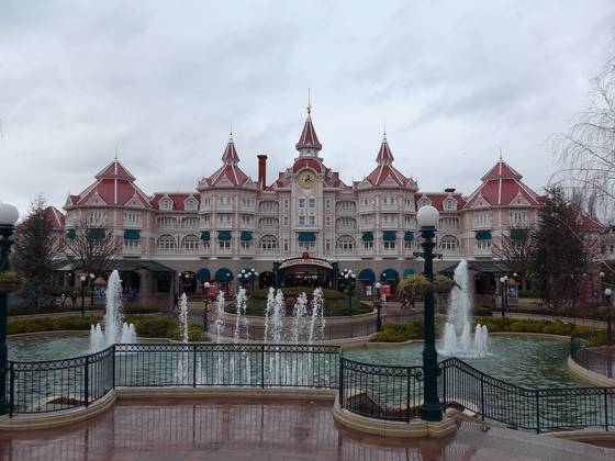 가장 인기 없다는 파리 디즈니랜드 전경. 하지만 최근 오리지널 라따뚜이 테마 파크가 생기면서 점차 그 분위기가 바뀌고 있다. [사진 윤소진]