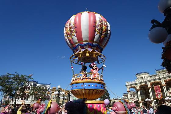 디즈니의 헤드쿼터(본사) 격인 미국 올랜드 디즈니월드. 말 그대로 '월드' 급의 규모를 자랑한다. 퍼레이드 장면. [사진 윤소진]