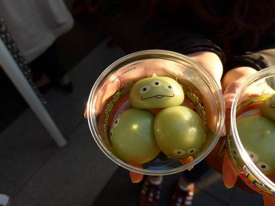 도쿄 디즈니 씨에서 판매하는 캐릭터 '알랜' 모양의 모찌 슈크림. [사진 윤소진]