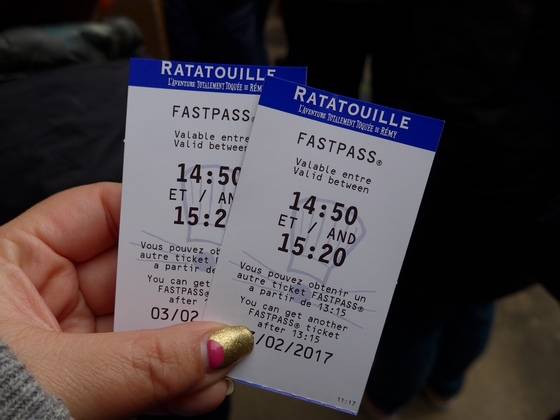 하루 세 번만 쓸 수 있는 패스트패스는 인기가 많아 줄이 긴 놀이 기구 위주로 시간을 잘 안배해 사용한다. [사진 윤소진]