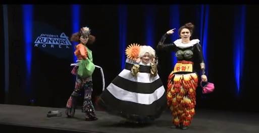 프로젝트 런웨이 코리아 "특별편"(2012)에서 개그우먼 장도연(좌측)이 만들어 입고 나온 것이 전형적인 벨-보텀, 즉 나팔바지였다. /출처=CJ E&M 유튜브채널