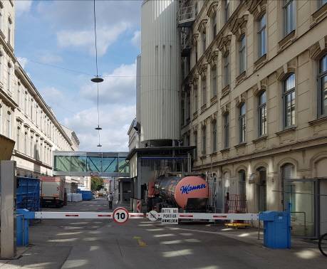 오스트리아 빈 와트가세 트램정류장에 내린 후 3분 정도 걸어 윌헬미넨 골목으로 들어가자 초콜릿 제조기업 ‘마너(manner)’의 공장과 기기들이 눈에 띈다./빈=백주연 기자