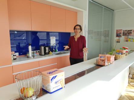 힙핑거 총괄이 본사 5층에 마련된 직원 휴게공간을 소개하고 있다. 마너의 직원들은 이곳에서 간단한 식사를 하거나 쉴 수 있다. 커피와 쿠키, 샌드위치, 요거트 등이 제공된다./빈=백주연 기자