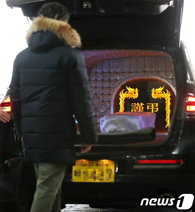 19일 오전 서울 양천구 이대목동병원 장례식장에서 치료 중 숨진 신생아의 발인이 진행되고 있다. 보건당국은 이대목동병원에서 사망한 신생아 4명 중 3명의 혈액에서 감염성 병균인 시트로박터 프룬디균(Citrobacter freundii)이 검출됐다며 정확한 원인을 분석중이다. 2017.12.19/뉴스1 © News1 구윤성 기자