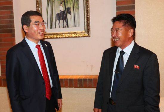 양기대 광명시장(왼쪽)이 문웅 북한 선수단 단장과 이야기를 하면서 크게 웃고 있다.