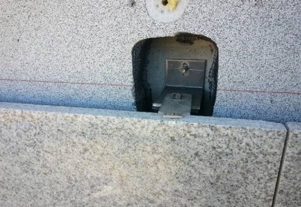 물을 사용하지 않고 접착제 등을 사용하여 시공되는 방식을 건식시공으로 표현한다. 각종 철물과 화학약재인 에폭시를 사용하여 시공되는 방식. /제이아키브 제공