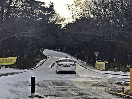 한라산에는 놀랍게도 택시가 다닌다. 영실탐방안내소와 영실휴게소 사이를 잇는 택시.