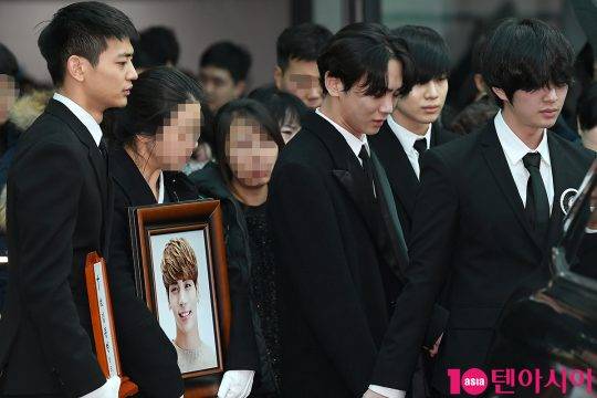 故 샤이니 종현(본명 김종현, 향년 27세)의 발인식이 21일 오전 서울 풍납동 아산병원에서 열린 가운데 민호, 키, 태민, 온유가 참석했다.