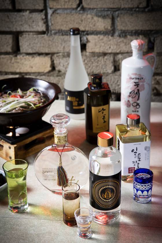 다양한 재료를 이용해 출시된 전통주들. 장진영 기자