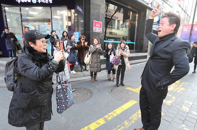'자 찍으세요' 열정적으로 노래하는 모습을 한 관객이 사진찍고 있다. 신인섭 기자