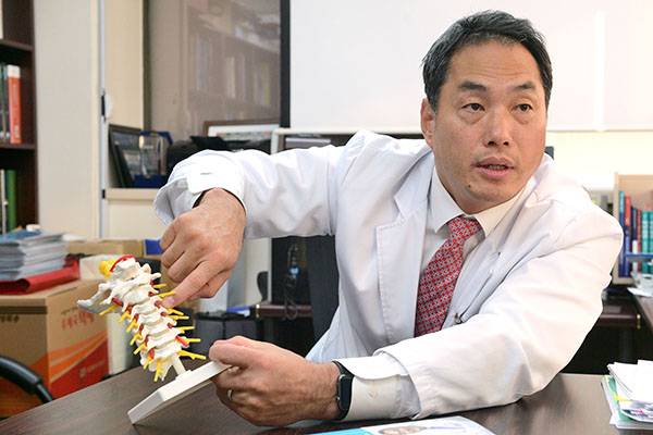 ⓒ시사IN 윤무영 정선근 교수는 “디스크는 사실 평생 같이 살아가면서 관리 가능한 병이다”라고 말한다.