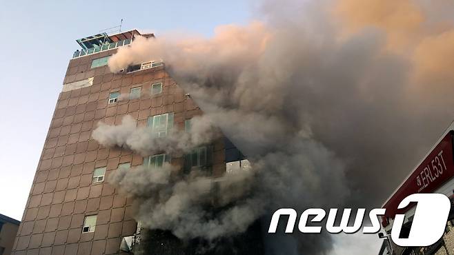 21일 오후 3시53분쯤 충북 제천시 하소동의 한 8층짜리 사우나 건물에서 불이 나 소방당국이 진화 작업을 벌이고 있다. 화재로 현재까지 29명이 사망했다. 2017.12.21/뉴스1 © News1 조영석 기자