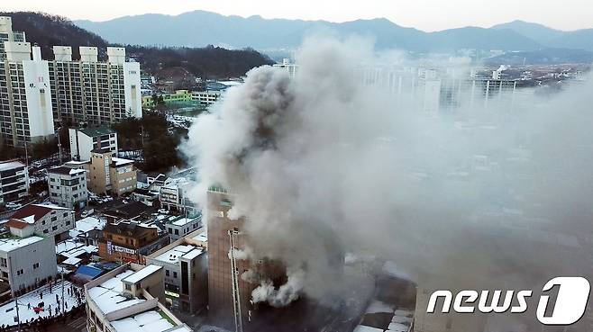 21일 오후 3시53분쯤 충북 제천시 하소동의 8층짜리스포츠센터에서  불이 나 소방당국이 진화를 하고 있다. (독자 제공) 2017.12.21/뉴스1 © News1 김용빈 기자