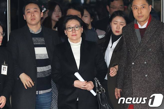 신격호 롯데그룹 총괄회장과 사실혼 관계인 서미경씨가 22일 오후 서울 서초구 서울중앙지방법원에서 열린 롯데 경영비리 혐의 선고 공판을 마치고 법원을 나서고 있다. 이날 법원은 서 씨에게 징역 2년에 집행유예 3년을 선고했다. 2017.12.22/뉴스1 © News1 임세영 기자