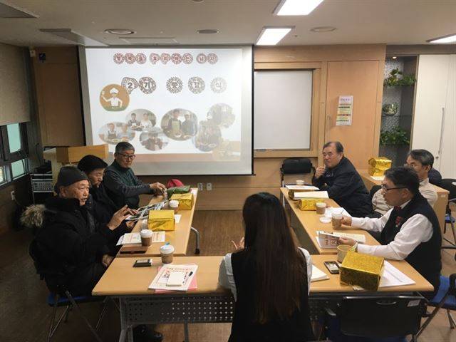 서울 압구정노인복지센터 남성요리교실에서 세 달간 요리를 배운 수강생들이 14일 열린 종강식에서 소감과 건의사항을 이야기하고 있다. 박선영 기자