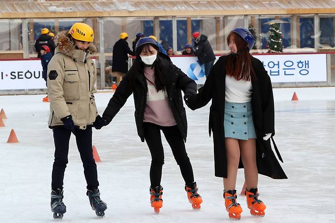 지난 20일 개장한 서울 여의도공원 스케이트장 ‘여의아이스파크’. 얼음에 압력이 가해지면 순간적으로 얼음이 녹게 되는데, 이런 원리를 이용한 것이 스케이트다. 조문규 기자