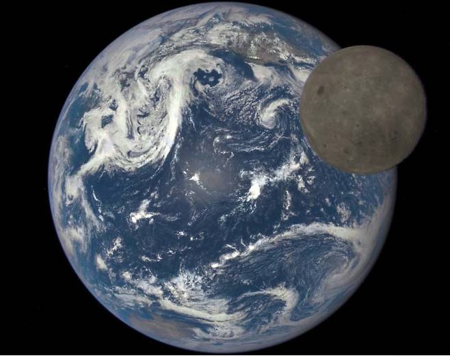 미국항공우주국(NASA)이 공개한 달의 뒷면과 지구 사진. 이 사진은 지구로부터 160만㎞ 떨어진 심우주기상관측위성(고어샛)이 촬영했다. [사진 미항공우주국(NASA)]