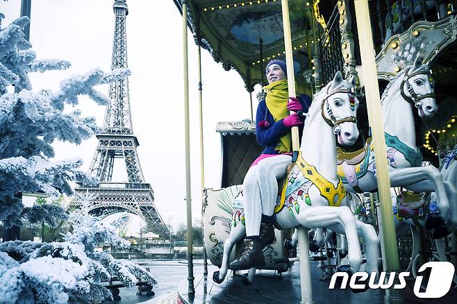 에펠탑과 회전목자. 파리 일 드 프랑스 지역 관광청 제공© News1