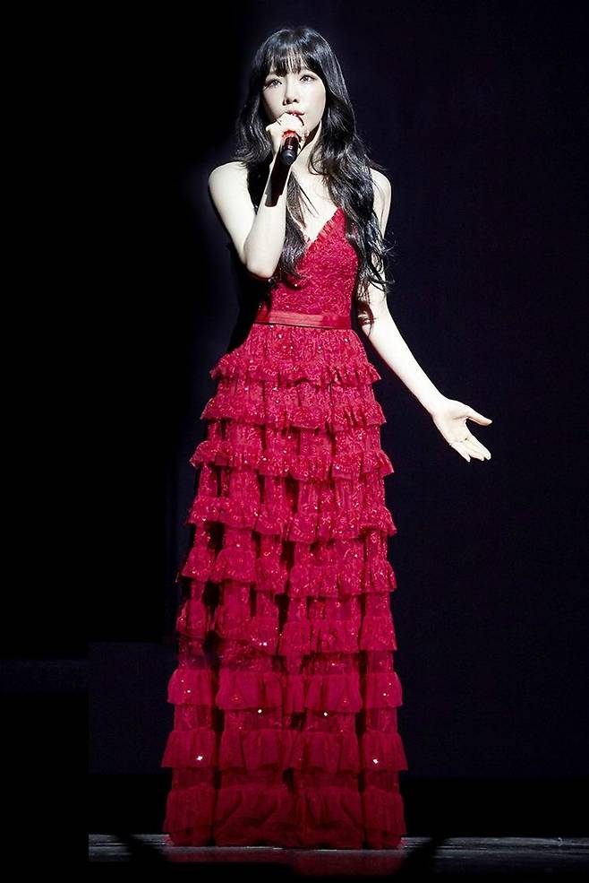 소녀시대 태연이 '더 매직 오브 크리스마스 타임'에서 노래하고 있는 모습 (사진=SM엔터테인먼트 제공)