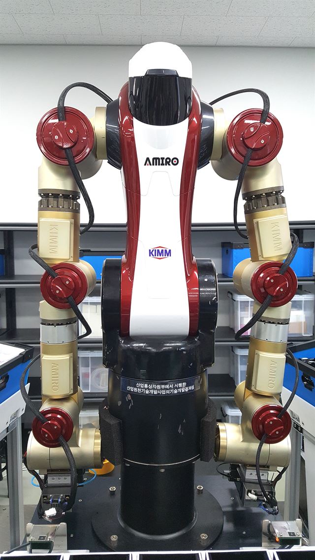 산업용 양팔로봇 '아미로'. 한국기계연구원 제공