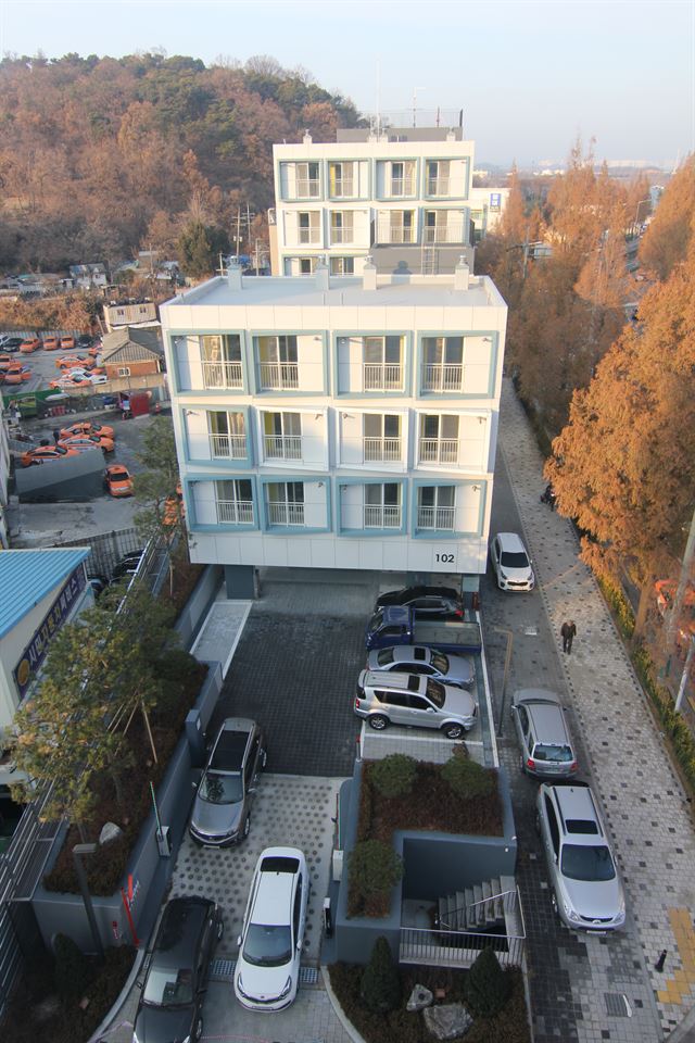 국내에서 최초로 6층 규모로 완성한 서울 강서구 가양동의 모듈러 주택 정면. 한국건설기술연구원 제공