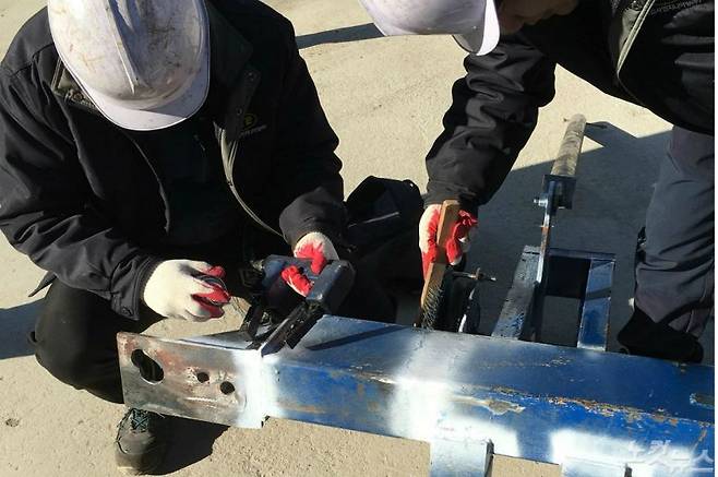 지난 21일 경기 화성시 동탄2신도시의 한 아파트 신축공사현장에서 타워크레인의 연결 부속품이 수리되고 있다. (사진=독자 제공)