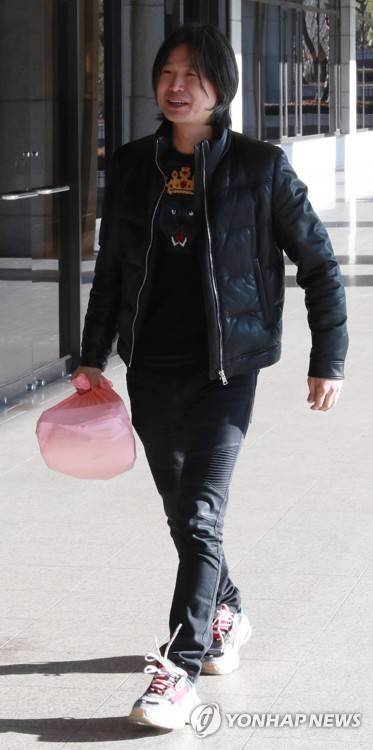 '취재 자료를 한아름 들고' (서울=연합뉴스) 한종찬 기자 = 이명박 전 대통령과 '다스'의 관계를 꾸준히 취재해 온 주진우 시사인 기자가 26일 오전 서울 서초동 중앙지검에 참고인 신분으로 출석하고 있다. 2017.12.26      saba@yna.co.kr