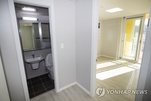 모듈러 행복주택 '라이품' 실내 (서울=연합뉴스) 윤동진 기자 = 26일 오후 서울 강서구 가양동에서 국내 첫 모듈러 행복주택 '라이품' 준공식이 열렸다. 사진은 주택 내부 모습. mon@yna.co.kr