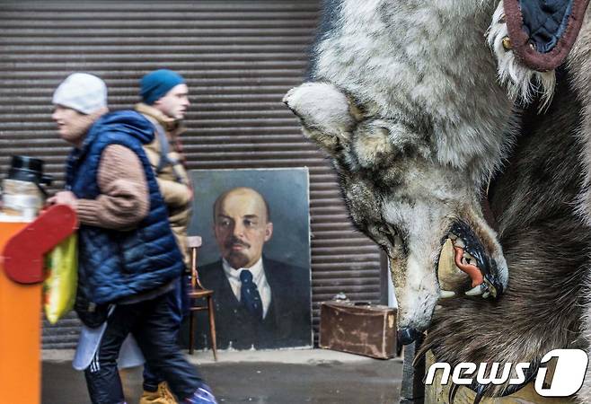 러시아 모스코바의 한 거리. 러시아 사회주의 혁명 지도자 블라디미르 레닌(1870~1924)의 초상화가 놓여 있다. ? AFP=뉴스1