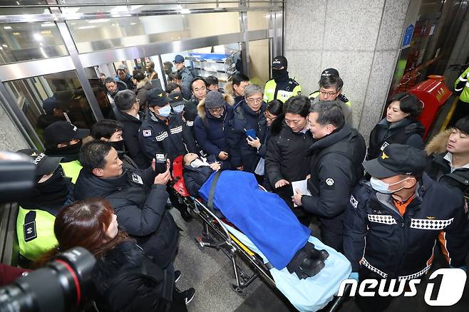 이영주 민주노총 사무총장이 단식농성 10일째인 27일 서울 여의도 더불어민주당 당사에서 나와 응급실에 실려가고 있다.  2017.12.27/뉴스1 © News1 성동훈 기자