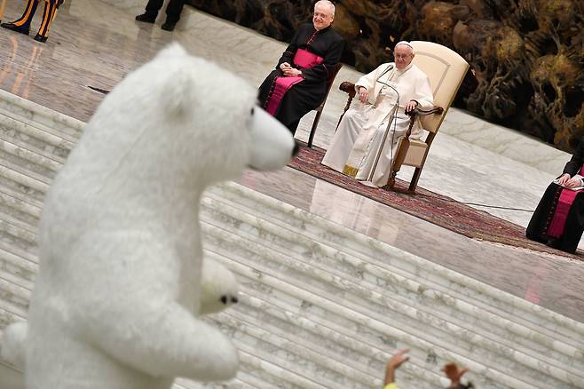 프란치스코 교황이 27일(현지시간) 바티칸의 바오로 6세 알현실에서 리아나 오르페이 골든 서커스단의 대형 북극곰 인형팀의 공연을 지켜보며 미소짓고 있다.[AFP=연합뉴스]